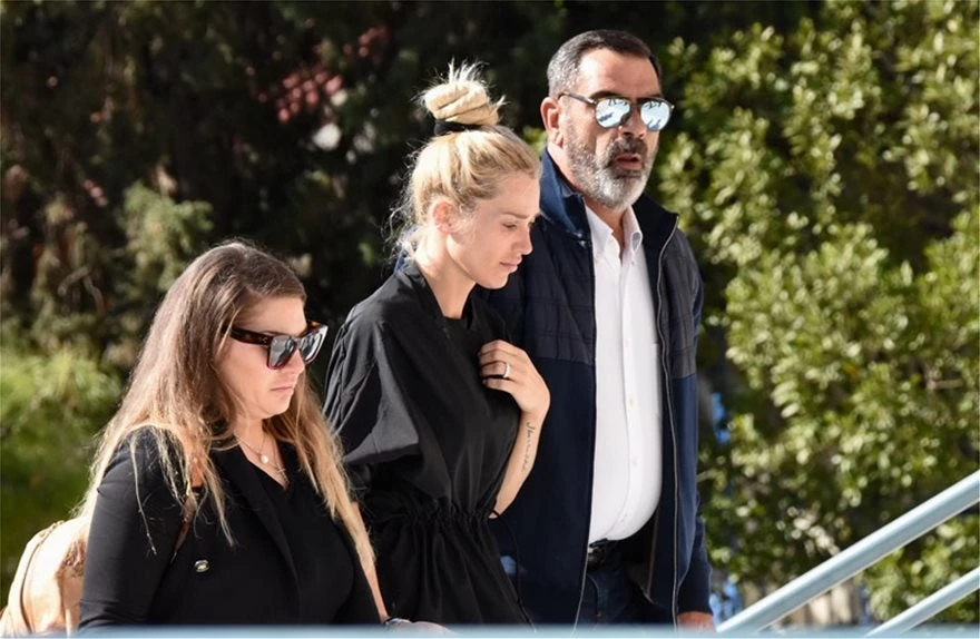 Βίντεο από την κηδεία του  Μακρή – Υποβασταζόμενη η Βικτώρια Καρύδα